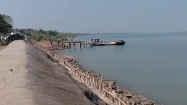 পাথরপ্রতিমা: পাথরপ্রতিমা ব্লকের জি প্লটের গোবর্ধনপুরে সমুদ্র বাঁধ নির্মানের কাজ খতিয়ে দেখতে পরিদর্শনে এলেন পাথরপ্রতিমার বিধায়ক