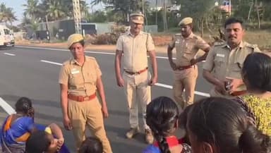 மதுக்கரை: மதுக்கரை பகுதியில் விபத்தில் கல்லூரி மாணவி உயிரிழந்ததை தொடர்ந்து அப்பகுதி மக்கள் சாலை மறியலில் ஈடுபட்டனர்.