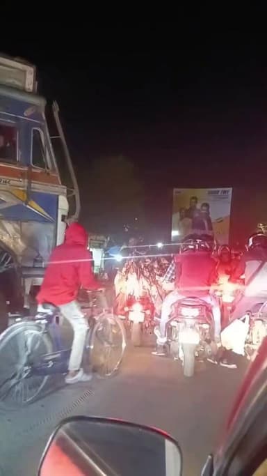 তীব্র যানজট তেলিপুকুর (বর্ধমান )সংলগ্ন এলাকা সাংবাদিক কৃশানু গাঙ্গুলী