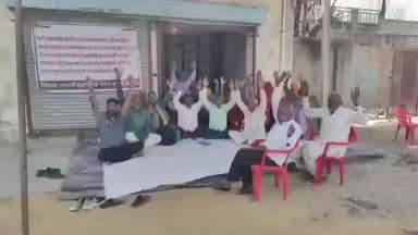 नारायणपुर: कांसली शुक्ला वास रोड पर ओवरलोड वाहनों को बंद करने को लेकर धरना 43वें दिन भी जारी