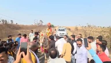 घोड़े पर सवार होकर ग्रामीणों के बीच पहुंचे दिनेश राय मुनमुन, अनोखे अंदाज़ में किया जनसंपर्क
#Seoni #MPPolitics #DineshRa...