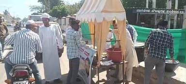 ಮಳವಳ್ಳಿ: ಪಟ್ಟಣದಲ್ಲಿ ಸಮಾಜ ಸೇವಕ ಮುನಾವರ್ ಅಹಮದ್ ಅವರ ಸ್ಮರಣಾರ್ಥ ಅನ್ನಸಂತರ್ಪಣೆ ಕಾರ್ಯಕ್ರಮ