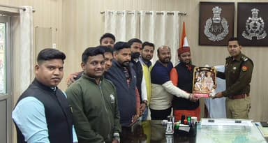 कलीनगर: हिंदू महासभा के पदाधिकारी ने पुलिस लाइन में पुलिस अधीक्षक से मुलाकात कर अवैध रेस्टोरेंट पर कार्रवाई की रखी मांग