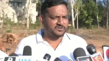 ಧಾರವಾಡ: ಕವಿವಿ ಅಧಿಕಾರಿಗಳು ಮೂಲ ಮಾಲೀಕರಿಗೆ ಬಿಟ್ಟು ಕೊಟ್ಟ ಜಮೀನಿನಲ್ಲಿ ಮಣ್ಣು ಅಗೆದು ಮಾರಾಟ: ಧಾರವಾಡದಲ್ಲಿ ಮೂಲ ಮಾಲೀಕ ಗದಗೇಶ ಸುಣಗಾರ