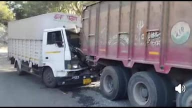 बोरियो: चतरा: धौगड़ा के पास डाक पार्सल वाहन ने खड़ी ट्रक को मारी टक्कर, चालक बाल-बाल बचे