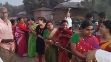 আউশগ্রাম ২: আউশগ্রামের ভাল্কিতে “খেলা হবে” মঞ্চে হাঁড়ি ভাঙা থেকে মিউজিক্যাল চেয়ার, অংশ নিলেন পঞ্চায়েত সমিতির সভাপতি মমতা বারুই