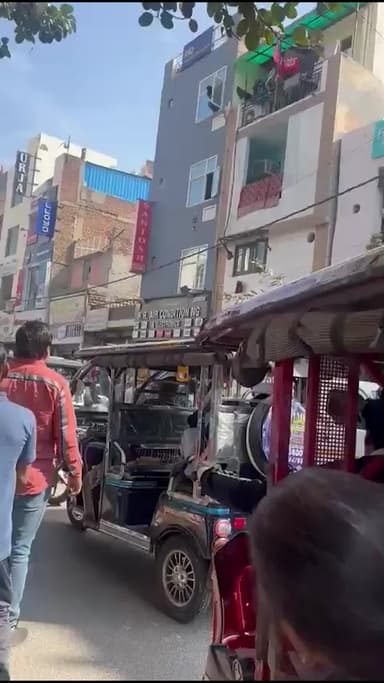 नजफगढ़: दिल्ली: विश्वास नगर में Fab होटल के कमरे से लड़की ने लगाई छलांग