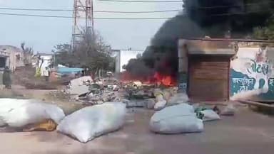 शांतिवीर नगर तिराहे पर कबाड़ी की दुकान के बगल में पड़े कबाड़े में लगी आग, दमकल ने पाया काबू, शॉर्ट सर्किट से हुआ हादसा