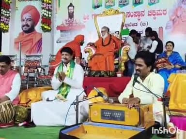 ಹುಮ್ನಾಬಾದ್: ಹಳ್ಳಿಖೇಡ್(ಬಿ) ಚಿಕ್ಕಮಠದಲ್ಲಿ ಶ್ರೀ ಗುರುಸಿದ್ದೇಶ್ವರ ಜಾತ್ರೆ ಹಿನ್ನೆಲೆ ಡಾ.ಬಿರಾದಾರ್ ತಂಡದಿಂದ ಸಂಗೀತ ಸೇವೆ