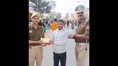 हैदरगढ़: हैदरगढ़ चौराहे पर ड्यूटी पर तैनात यातायात पुलिसकर्मियों ने ईमानदारी की मिसाल पेश की, महिला का गिरा हुआ पर्स किया बरामद