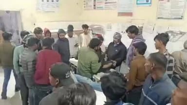 सिधौली: कटरा पुल के पास सड़क पर तेज रफ्तार बाइक अनियंत्रित होकर बिजली के खंभे से टकराई, दो लोग हुए घायल