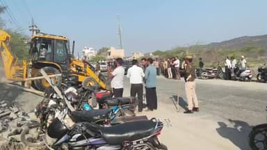 टाटगढ़: जवाजा में प्रशासन का ‘पीला पंजा’ चला, पुराने अस्पताल की दीवार से सटी 8 दुकानों का अतिरिक्त निर्माण ध्वस्त, सीबीईओ कार्य