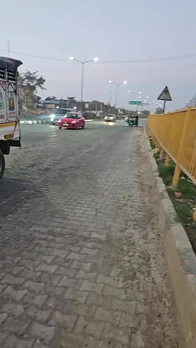 दिल्ली–आगरा NH-19 पर इंटरलॉकिंग
टाइलों का हाईवे!
सीकरी के पास बदहाल व्यवस्था पर उठे सवाल..
लाखों का आवागमन, करोड़ों का...