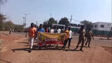 ಚಿಟಗುಪ್ಪ: ತಮ್ಮ ಬದಲು ಬೇರೊಬ್ಬರಿಗೆ ಕೆಲಸಕ್ಕೆ ನೇಮಿಸಿದ ವಸತಿ ನಿಲಯದ ಅಡುಗೆ ಸಹಾಯಕಿಯರ ವಿರುದ್ಧ ಕ್ರಮಕ್ಕೆ ಪಟ್ಟಣದಲ್ಲಿ ಕರವೇ ಒತ್ತಾಯ