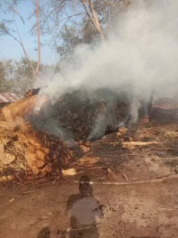 মানবাজার ২: বোরো এলাকার জামিরা গ্রামে খড় গাদায় আগুন লেগে চাঞ্চল্য