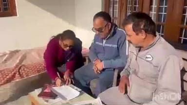 हरिपुर: गुलेर रेलवे स्टेशन पर स्थानीय लोगों ने पठानकोट-जोगिंदर नगर रेल सेवा बहाल करने के लिए भारतीय रेल को सौंपा ज्ञापन