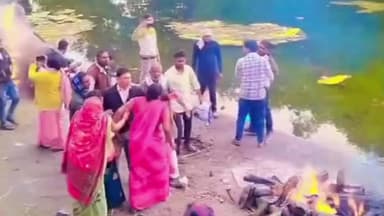 आज़मगढ़: जिले के राजघाट पर अंतिम संस्कार के दौरान लड़की पक्ष ने किया हंगामा, कहा- मेरी बिटिया की हत्या कर किया गया अंतिम संस्कार