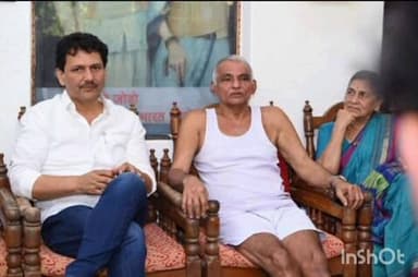 भामरागड: आरोग्यमंत्री प्रकाश आबिटकर यांची हेमलकसा येथे ज्येष्ठ समाजसेवक पद्मश्री डॉ.प्रकाश आमटे यांची सदिच्छा भेट