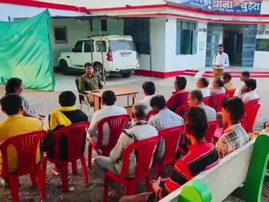 बड़ागांव धसान: बुड़ेरा थाने में शांति समिति की बैठक आयोजित, थाना प्रभारी ने दिए निर्देश