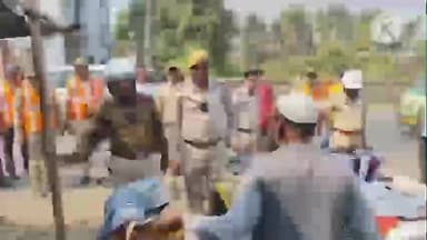 কাকদ্বীপ: কাকদ্বীপের ১১৭ নম্বর জাতীয় সড়কের ফুটপাত মুক্ত করা হলো ট্রাফিক পুলিশের পক্ষ থেকে