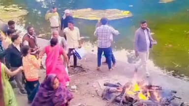 #आजमगढ़ के #राजघाट पर अंतिम संस्कार के दौरान #विवाद का #वीडियो हुआ #वायरल
#chaneltylachallenge #everyoneactivefollowersシ...