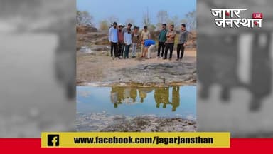 धुळे तालुक्यातील कुंडाणे (वार) शिवारात आढळला दहा फुटी अजगर...सर्प मित्रांनी सुरक्षित स्थळी सोडले