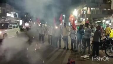 దుగ్గొండి: గిరిని బావి వద్ద సిపిఎం నాయకులు బాణాసంచాలు పేల్చి సంబరాలు చేసుకున్నారు