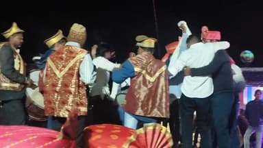 डीजे की धकाधक में जो सुकून नहीं मिलता,
आज भी वो सुकून बैंड बाजा की धुन में मिलता है। 🎶
#संस्कृति #बैंड_बाजा #पुरानी_धुन ...