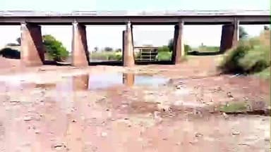 शिरोळ: दत्तवाड येथील दूधगंगा नदीचे पात्र कोरडे पडल्याने गावाचा पाणीपुरवठा ठप्प, भीषण पाणी टंचाईची शेतकऱ्यांना भीती