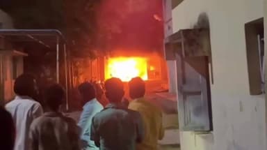 திருக்கழுக்குன்றம்: திருக்கழுக்குன்றம் அரசு மருத்துவமனையில் நிறுத்தப்பட்டிருந்த ஆம்புலன்ஸ் தீப்பற்றி எரிந்தது
