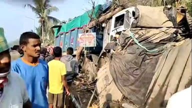 পটাশপুর ২: বাজিয়াপুরে রাজ্য সড়কে দোকানে ঢুকে গেল বালি বোঝায় ডাম্পার,ঘটনাস্থলে পুলিশ