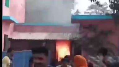 पलासी: पलासी प्लस टू उत्क्रमित उच्च विद्यालय मालद्वार में गैस रिसाव के कारण आग लगी