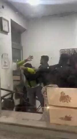 खतौली: बेगराजपुर मेडिकल कॉलेज में सुरक्षा गार्डों की गुंडागर्दी, पढ़ाई कर रहे डॉक्टर के साथ बेरहमी से मारपीट का वीडियो वायरल