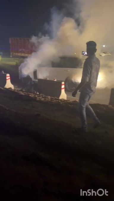 इगतपुरी: नाशिक मुंबई महामार्गावर गोंदे पाट्याजवळ चालत्या रेंज रोवर कारणे घेतला पेट सुदैवाने जीवितहानी नाही