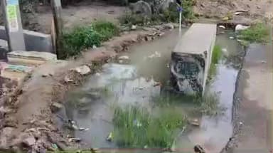 பண்ருட்டி: திருவதிகை கழிவுநீர் சாலையில் தேங்கிதால் மக்கள் சாலை மறியல் போராட்டம்