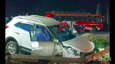 భద్రాచలం: భద్రాచలం పట్టణ పరిధిలోని బ్రిడ్జి సమీపంలో కారు అదుపుతప్పి డివైడర్ని ఢీకొనడంతో డ్రైవర్ కి గాయాలు