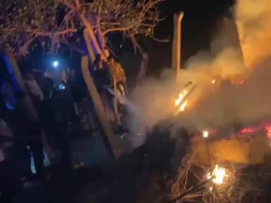 सूरजगढ़: सूरजगढ़ा नगर परिषद के वार्ड नंबर 22 में आग लगने से तीन घर जलकर राख