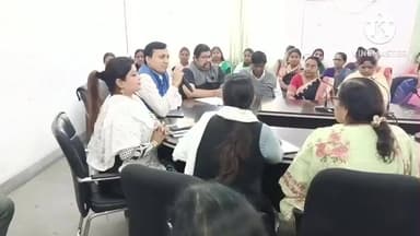 आदित्यपुर गम्हरिया: गम्हरिया प्रखंड सभागार में AMC चुनाव को लेकर अंचल अधिकारी ने बीएलओ और सुपरवाइजर के साथ की बैठक