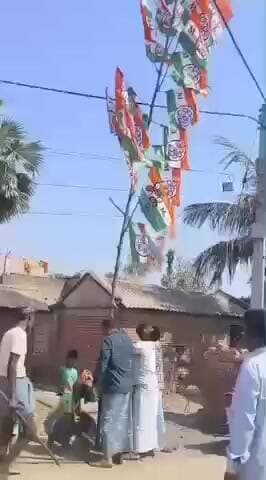 ইলামবাজার: মঙ্গলডিহি অঞ্চলের ছাতারবাঁধি গ্রামে ২৫ ও ২৬ নম্বর বুথে তৃণমূল কংগ্রেসের উদ্যোগে দলীয় পতাকা লাগানো হলো