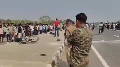 डिवाइडर से टकराया दो पहिया वाहन एक युवक की मौत एक घायल लालबर्रा थाना क्षेत्र के चादपुरी लेंडेझरी हाईवे के पास की घटना