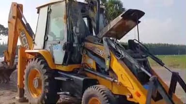 பண்ருட்டி: பெரிய இலந்தம்பட்டில் சாலையோர நிறுத்தி வைக்கப்பட்டிருந்த ஜேசிபி எந்திரம் தீ பற்றி இருந்ததால் பரபரப்பு