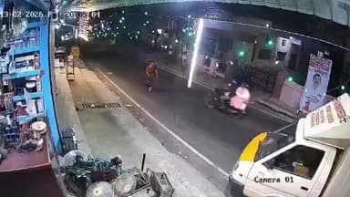 தோவாளை: திருட்டுவிளையில் பேருந்து வருவதை கவனிக்காமல் சாலையை கடக்க முயன்ற பெண் அதிர்ஷ்டவசமாக உயிர் தப்பினார்.