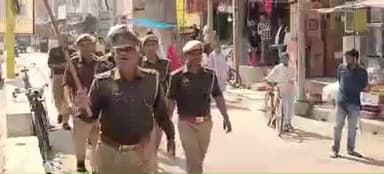 सिकंदरपुर: चौकी प्रभारी सिकंदरपुर ने नगर में फैले अतिक्रमण को हटवाया