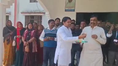 मधुबन: मधुबन इलाके में ऋषि रामनरेश इंस्टिट्यूट को बीटेक और एमबीए की मिली मान्यता, लोगों ने एक-दूसरे को मिठाई खिलाकर दी बधाई