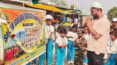 జుక్కల్: పెద్దకొడప్గల్ మహాత్మా గాంధీ చౌరస్తాలో బ్లాక్ డే నిర్వహించి, పుల్వామా దాడిలో అమరులైన సైనికులకు నివాళులు, అప్రోజ్ దస్తగీర్