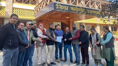 डुंडा: उत्तरकाशी में कांग्रेस कार्यकर्ताओं ने बजट सत्र की अवधि 21 दिन करने की मांग को लेकर मुख्यमंत्री को ज्ञापन भेजा