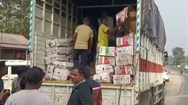 তুফানগঞ্জ ২: আপেলের কার্টুনের আড়ালে নিষিদ্ধ কাফ সিরাপ পাচারের চেষ্টা,কাশিয়াবাড়ী এলাকায় উদ্ধার বিপুল পরিমাণ নিষিদ্ধ কাফ সিরাপ,ধৃত১