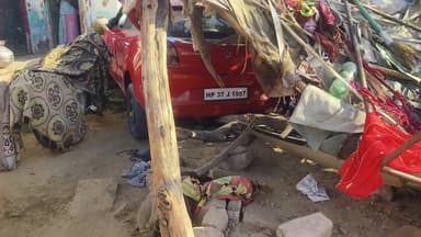 ओसियां थाना अंतर्गत चेराई के सांसी बस्ती में घर में घूसी कार