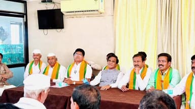 जाफराबाद: सोयगाव येथे भाजपा कार्यालयात माजी मंत्री रावसाहेब पाटील दानवे यांनी विजयी पदाधिकाऱ्यांशी व कार्यकर्त्यांशी संवाद