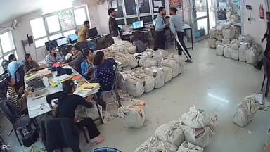 मथुरा: डिस्ट्रिक्ट कोर्ट के अंदर दबंग युवक ने कर्मचारियों के साथ की मारपीट, CCTV में कैद, वीडियो वायरल, पुलिस जांच में जुटी